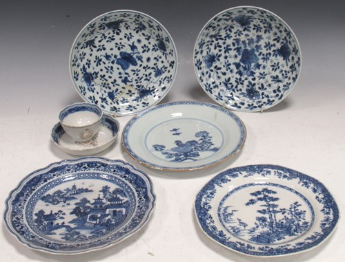 Lot 90 - A pair of Chinese blue and white dishes...
