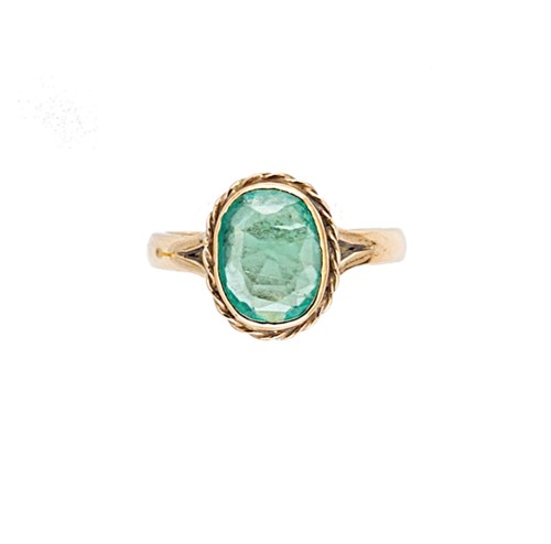 Lot 10 - A single stone emerald ring