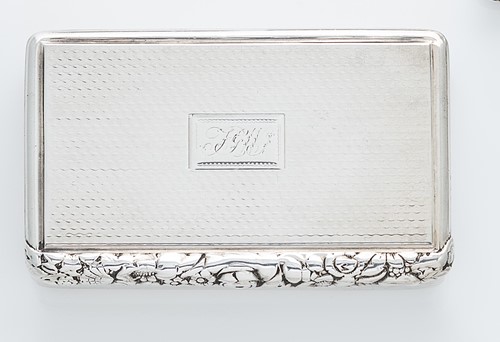 Lot 298 - A George III silver snuff box