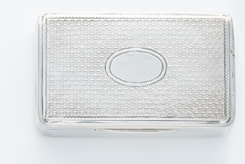 Lot 297 - A George III silver snuffbox