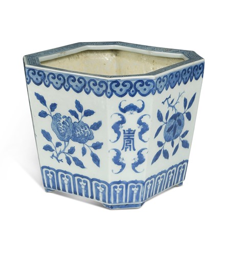 Lot 14 - A Chinese blue and white porcelain octagonal planter, Qing Dynasty, 19th century
