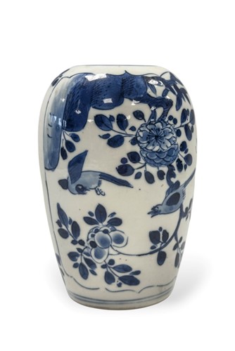 Lot 9 - A Chinese blue and white porcelain vase, Kangxi Emperor (1662-1722)