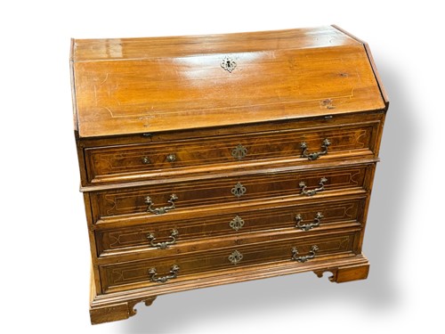Lot 427 - An 18th century Italian walnut bureau, with...