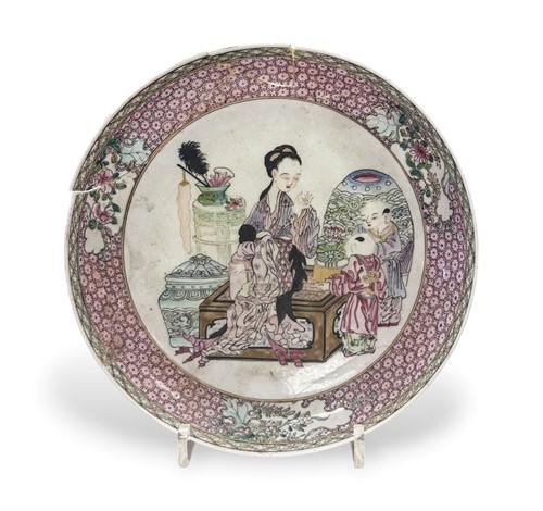 Lot 10 - A Chinese ruby backed polychrome enamelled shallow bowl, Yongzheng Emperor (1722-1735)