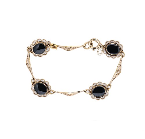 Lot 21 - A fancy onyx bracelet