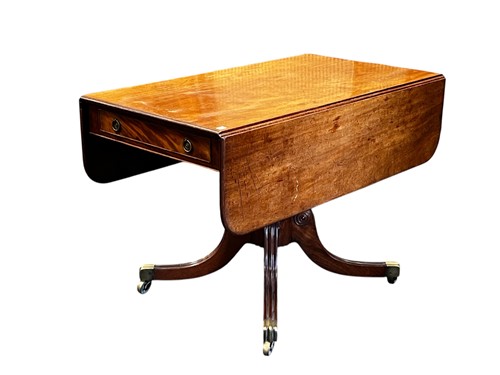 Lot 633 - A Regency mahogany Pembroke table