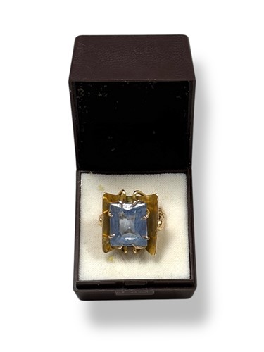 Lot 276 - A synthetic spinel ring, tested as 14ct gold,...