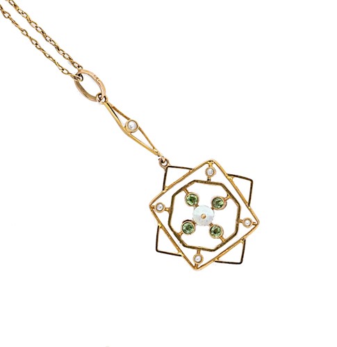 Lot 5 - An early 20th century peridot and pearl pendant and chain