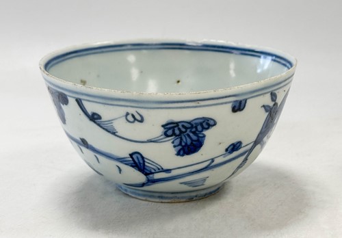 Lot 34 - A pair of Chinese porcelain saucer dishes, late Qing Dynasty, probably Guangxu