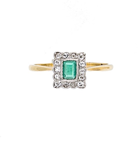 Lot 9 - An early 20th century emerald and diamond ring
