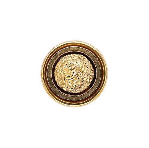 Lot 19 - A fancy circular brooch