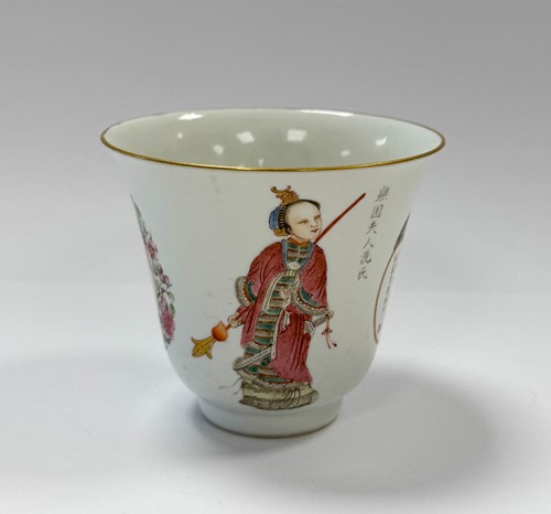 Lot 31 - A pair of Chinese Wu Shuang Pu porcelain beakers, late Qing Dynasty