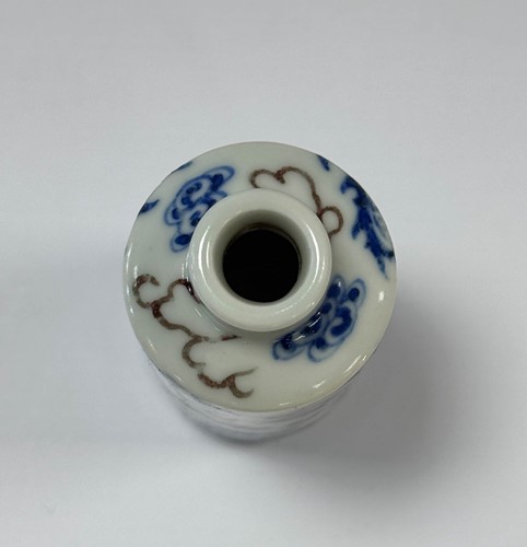 Lot 27 - A Chinese copper-red and underglaze blue snuff bottle, late Qing dynasty