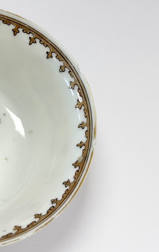 Lot 33 - A Chinese armorial porcelain tea bowl and saucer, Qing Dynasty, circa 1750-60