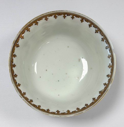 Lot 33 - A Chinese armorial porcelain tea bowl and saucer, Qing Dynasty, circa 1750-60