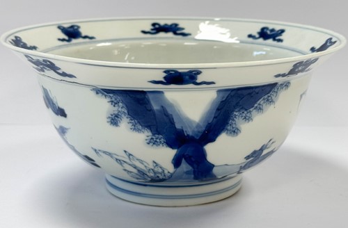 Lot 6 - A Chinese blue and white hunting bowl, Kangxi Emperor (1662-1722)