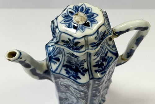 Lot 8 - A pair of Chinese blue and white export porcelain vinegar jugs and covers, Kangxi Emperor (1662-1722)