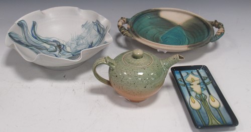 Lot 19 - A mixed group of modern ceramics