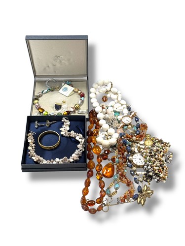 Lot 327 - A large collection of costume jewellery and...
