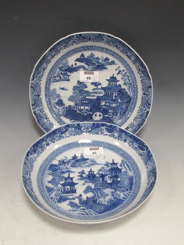 Lot 33 - A pair of 18th century Chinese blue and white...