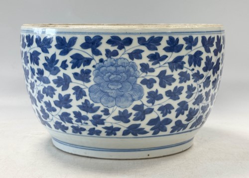 Lot 21 - A Chinese blue and white porcelain bowl, Qing Dynasty, 18th century