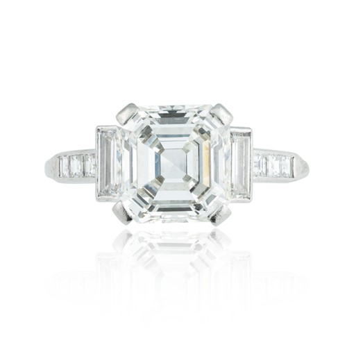 Lot 209 - An Asscher cut diamond ring