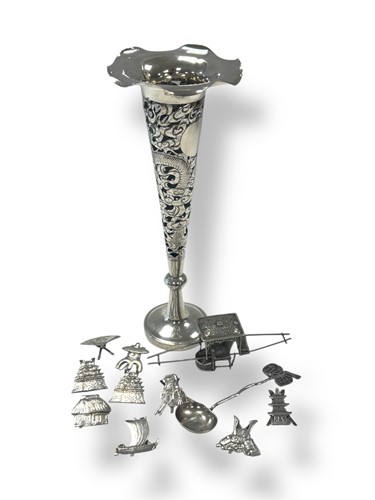 Lot 268 - A group of oriental metalwares objets to...