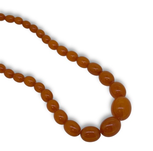 Lot 255 - An amber bead necklace