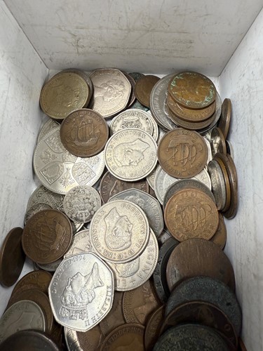 Lot 135 - A collection of UK coins including crowns,...