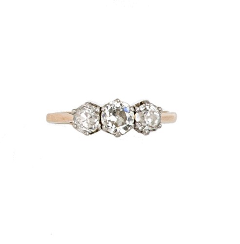 Lot 132 - A three stone diamond ring