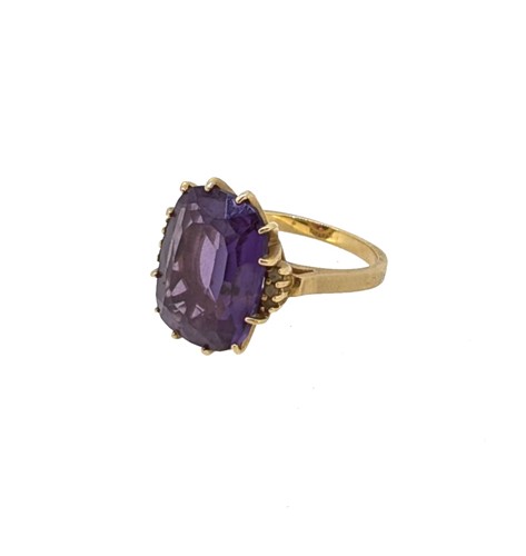 Lot 61 - A synthetic colour change corundum ring