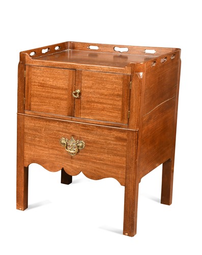 Lot 432 - A George III night cupboard or bedside table