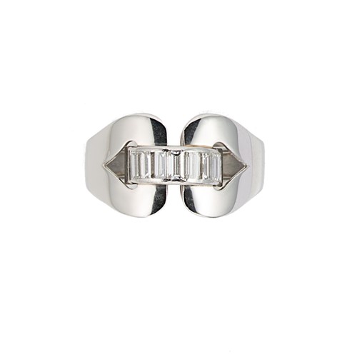Lot 127 - A diamond set dress ring