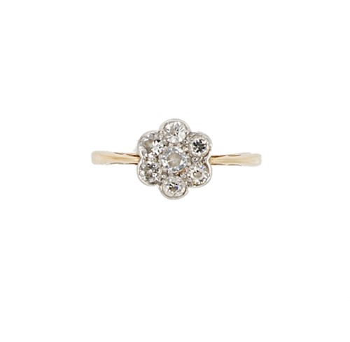 Lot 84 - A diamond set daisy cluster ring