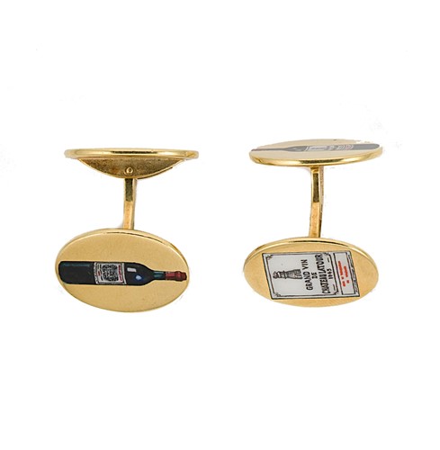 Lot 119 - A pair of 18ct gold novelty cufflinks