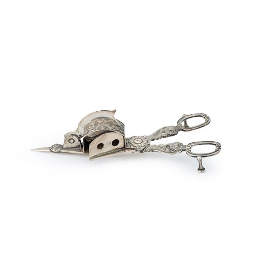 Lot 308 - A George IV silver candle snuffer & wick trimmer
