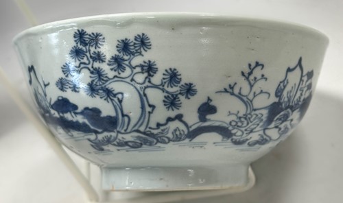 Lot 5 - A Nanking Cargo porcelain bowl, circa 1752