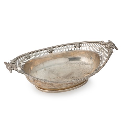 Lot 331 - A Victorian silver bread basket