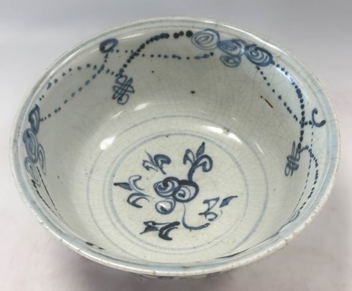 Lot 1 - A Group of six Zangzhou "Swatow", Annamese and Sawankholok blue and white and polychrome jars and two bowls,16th -18th century