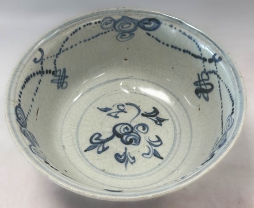 Lot 1 - A Group of six Zangzhou "Swatow", Annamese and Sawankholok blue and white and polychrome jars and two bowls,16th -18th century