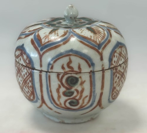 Lot 1 - A Group of six Zangzhou "Swatow", Annamese and Sawankholok blue and white and polychrome jars and two bowls,16th -18th century