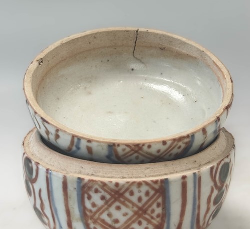 Lot 1 - A Group of six Zangzhou "Swatow", Annamese and Sawankholok blue and white and polychrome jars and two bowls,16th -18th century