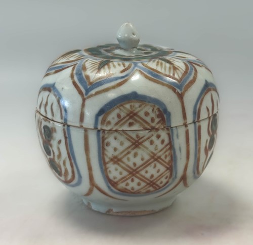 Lot 1 - A Group of six Zangzhou "Swatow", Annamese and Sawankholok blue and white and polychrome jars and two bowls,16th -18th century
