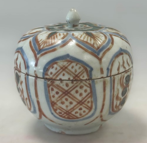 Lot 1 - A Group of six Zangzhou "Swatow", Annamese and Sawankholok blue and white and polychrome jars and two bowls,16th -18th century