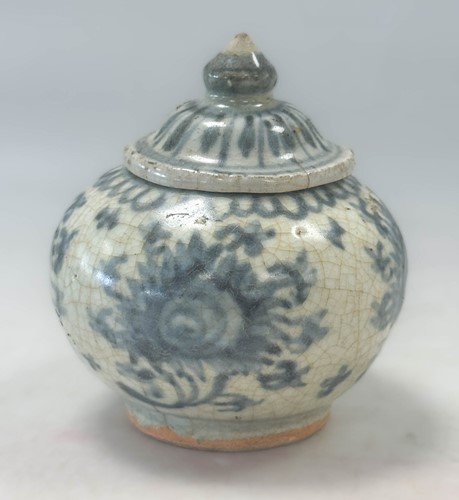 Lot 1 - A Group of six Zangzhou "Swatow", Annamese and Sawankholok blue and white and polychrome jars and two bowls,16th -18th century