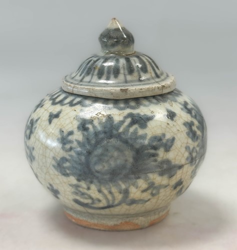 Lot 1 - A Group of six Zangzhou "Swatow", Annamese and Sawankholok blue and white and polychrome jars and two bowls,16th -18th century