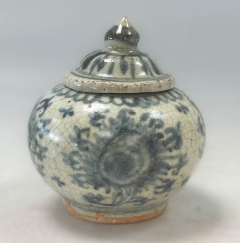 Lot 1 - A Group of six Zangzhou "Swatow", Annamese and Sawankholok blue and white and polychrome jars and two bowls,16th -18th century