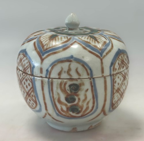 Lot 1 - A Group of six Zangzhou "Swatow", Annamese and Sawankholok blue and white and polychrome jars and two bowls,16th -18th century