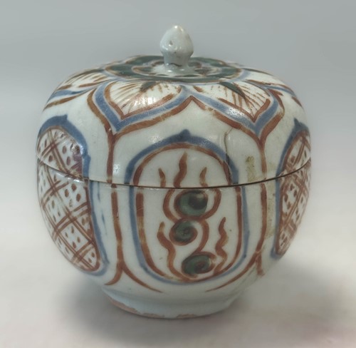 Lot 1 - A Group of six Zangzhou "Swatow", Annamese and Sawankholok blue and white and polychrome jars and two bowls,16th -18th century