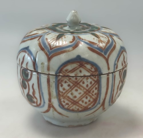 Lot 1 - A Group of six Zangzhou "Swatow", Annamese and Sawankholok blue and white and polychrome jars and two bowls,16th -18th century